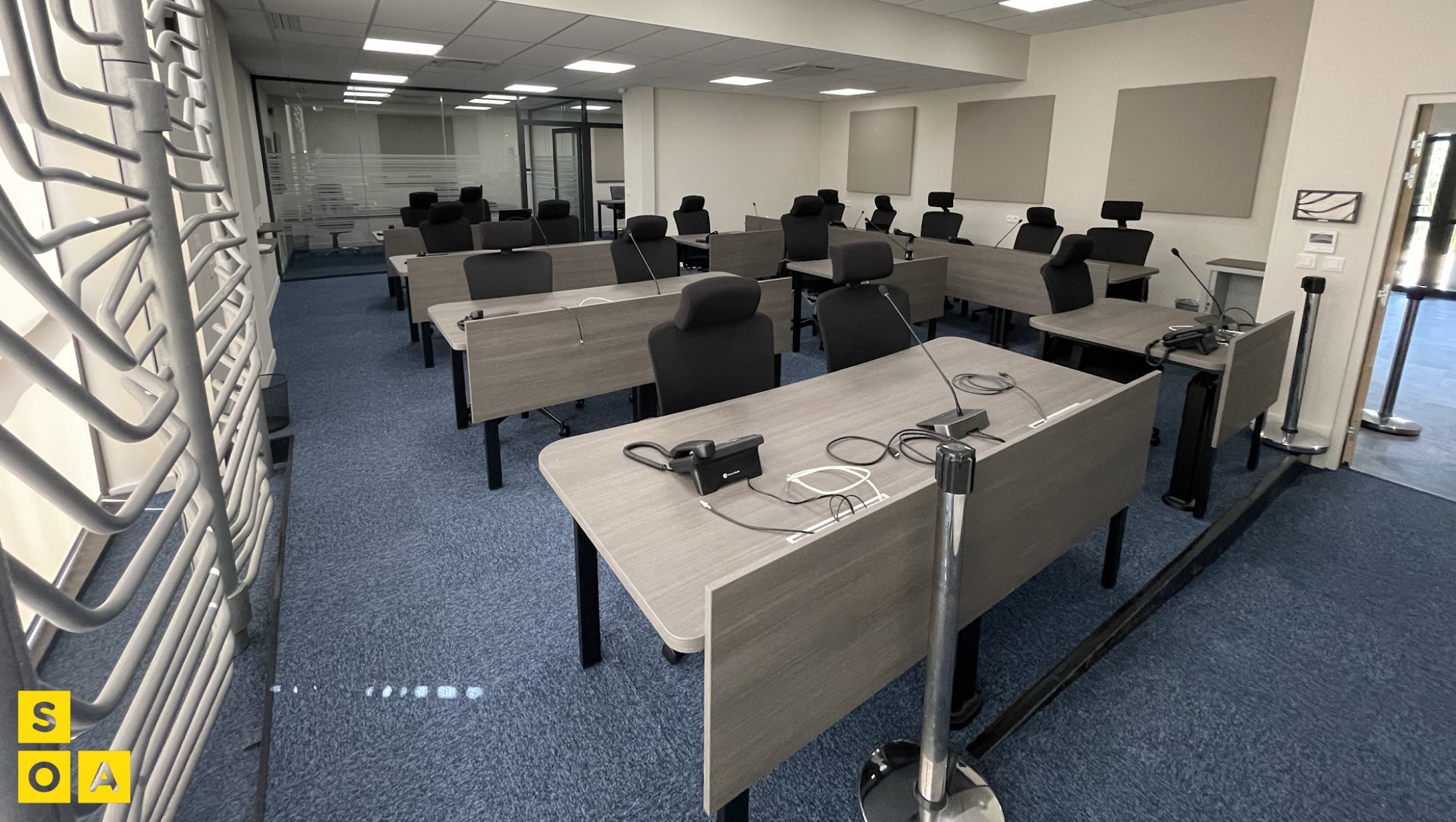 Poste de travail et tables collaboratives installés dans la salle COD 11 – Préfecture de l’Aude