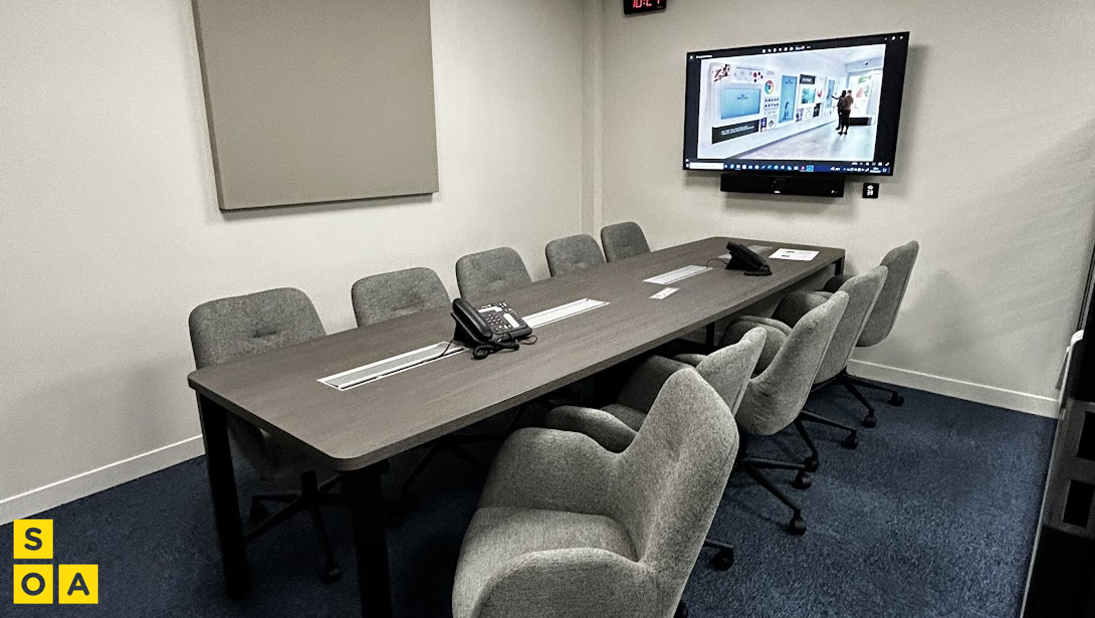 Mur d’affichage et mobilier technique installé dans la salle COD 11 – Préfecture de l’Aude