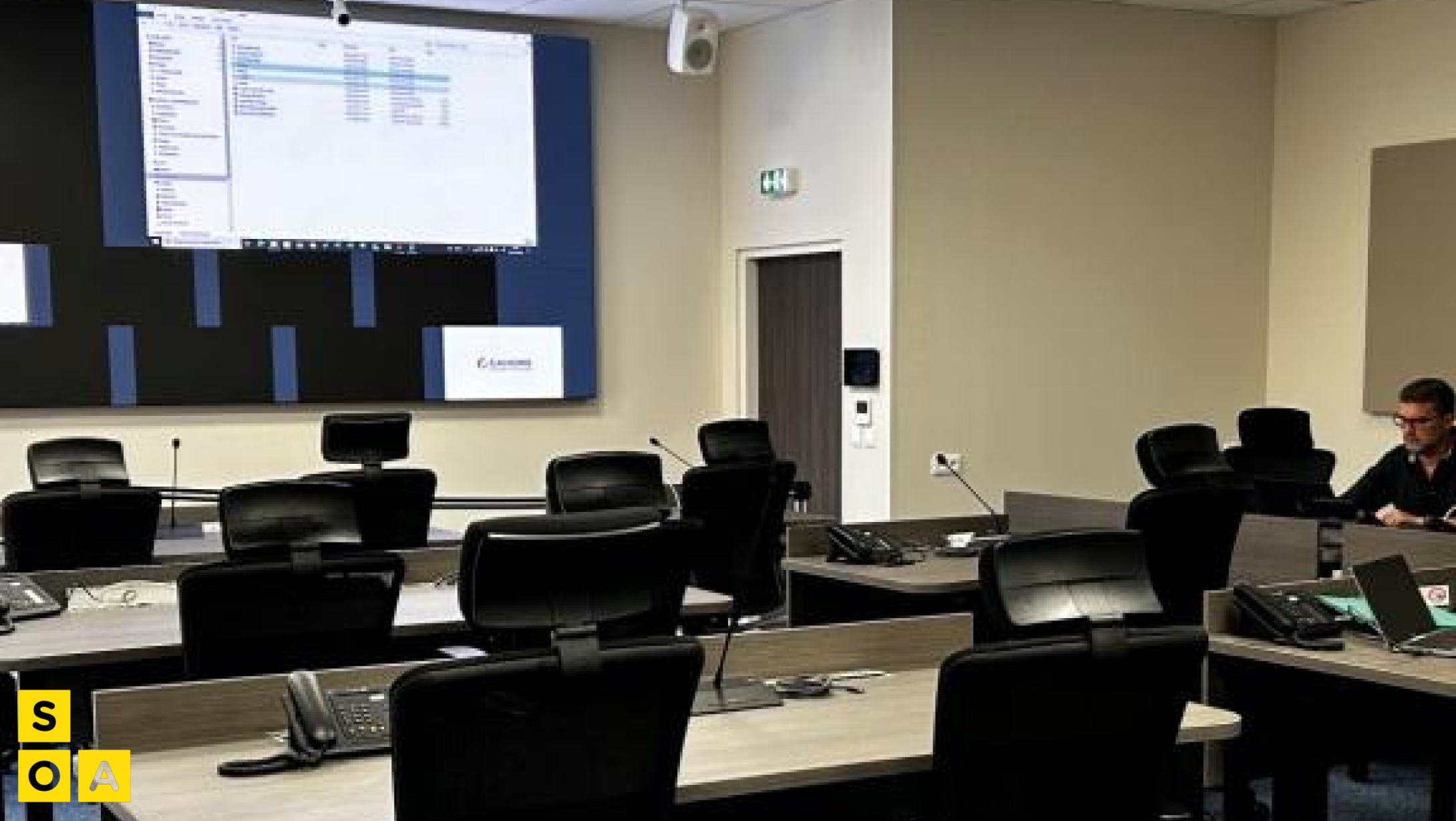 Détails des bureaux et fauteuils ergonomiques de la salle COD 11