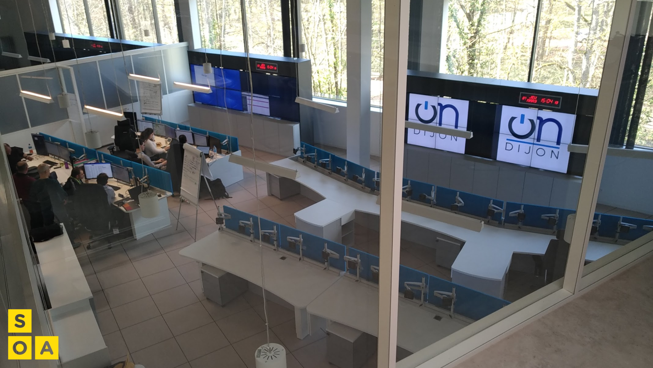 Salle de supervision Bouygues Dijon avec murs d’images et postes opérateurs