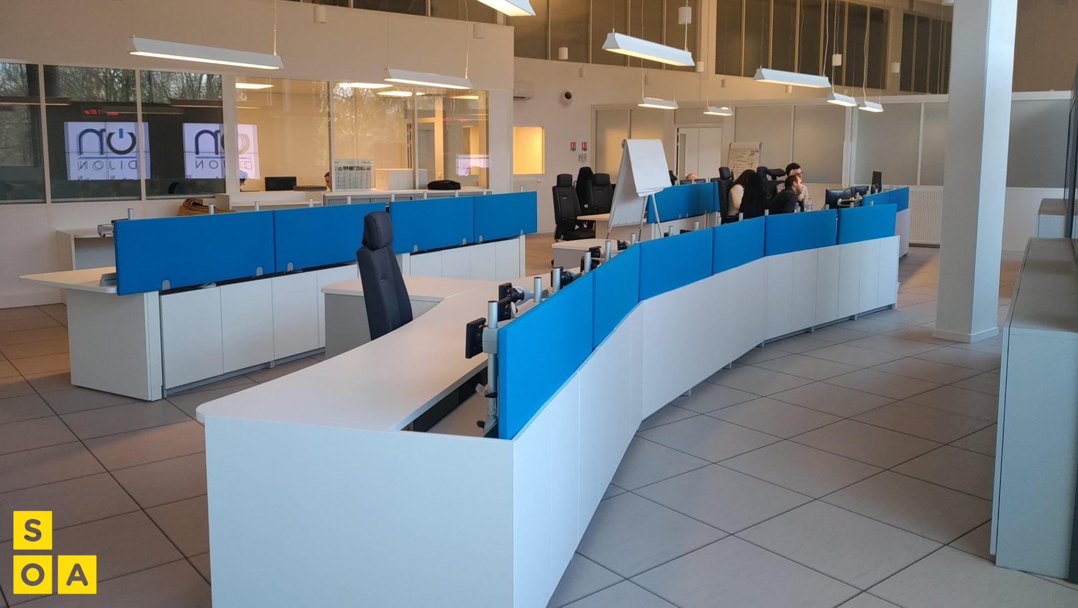 Pupitres incurvés et ergonomiques installés par SOA dans le centre Bouygues Dijon