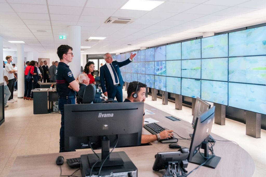 Guide Expert : Réussir l'Aménagement de votre Centre de Supervision Urbain (CSU) 3 Guide Expert : Réussir l'Aménagement de votre Centre de Supervision Urbain (CSU) 1