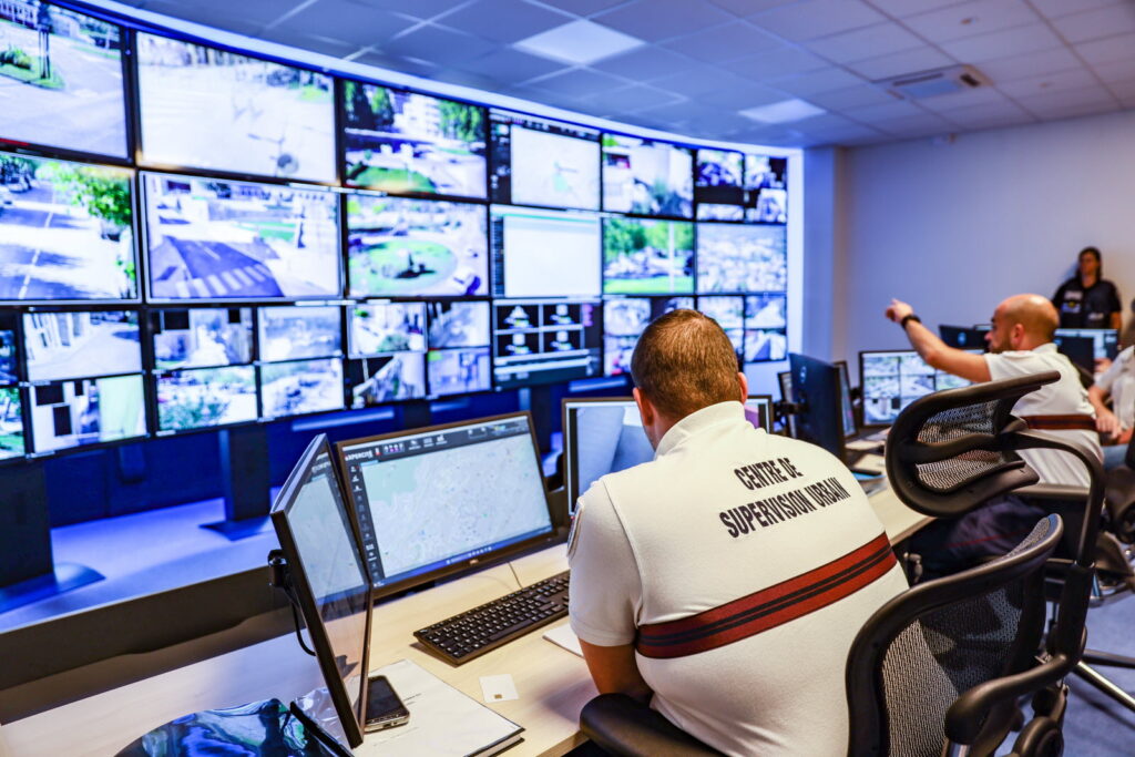 Guide Expert : Réussir l'Aménagement de votre Centre de Supervision Urbain (CSU) 4 Guide Expert : Réussir l'Aménagement de votre Centre de Supervision Urbain (CSU) 2