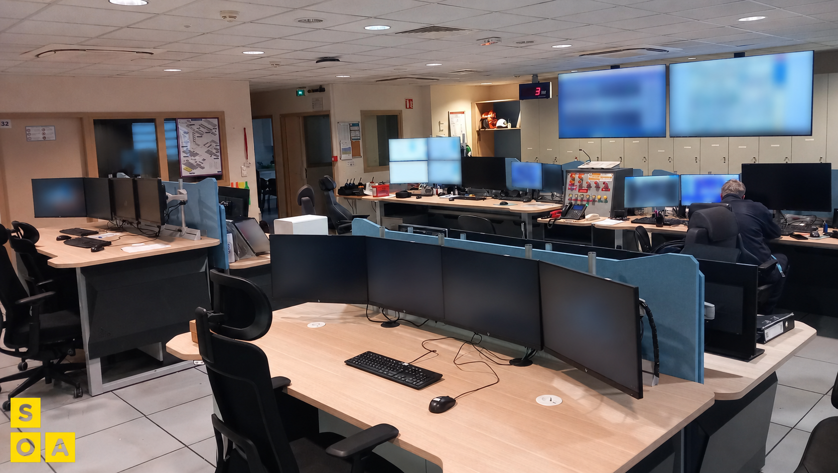 salle de commande ENGIE SPEM 4 Salle de commande ENGIE SPEM avec postes de supervision multi-écrans et aménagement technique réalisé par SOA.