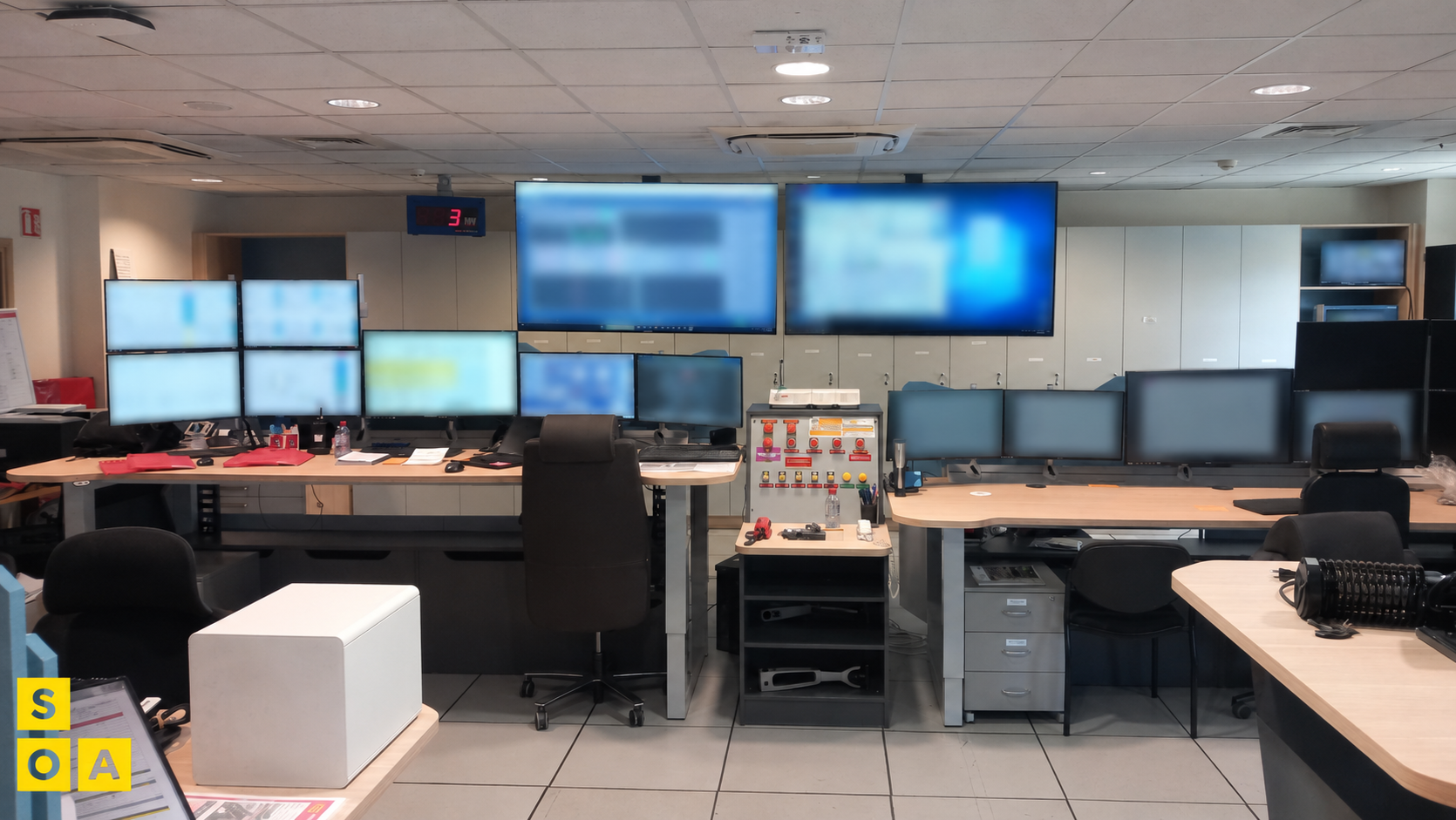 salle de commande ENGIE SPEM 5 Salle de commande ENGIE SPEM avec murs d’écrans, postes opérateurs multi-écrans et pupitres techniques aménagés par SOA.