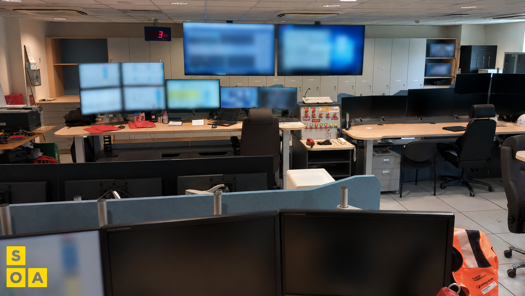 salle de commande ENGIE SPEM 12 Salle de commande ENGIE SPEM avec postes multi-écrans, murs d’affichage et espaces opérateurs aménagés par SOA.