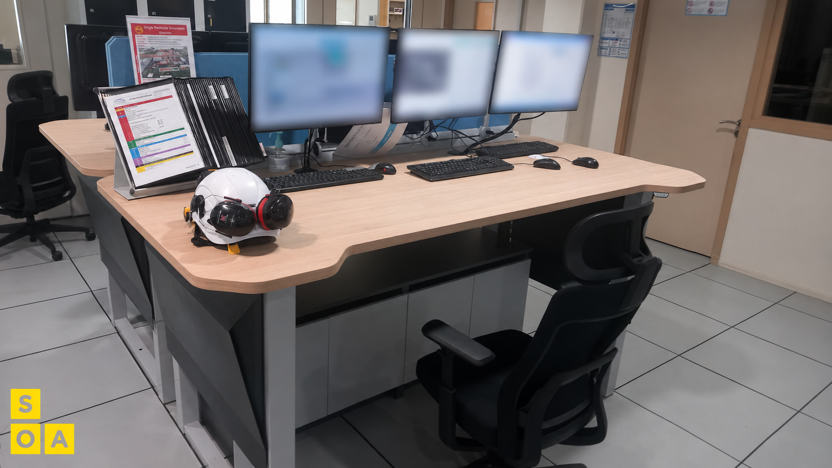 salle de commande ENGIE SPEM 11 Poste opérateur ENGIE SPEM avec écrans de supervision, mobilier technique ergonomique et équipements de sécurité industrielle.