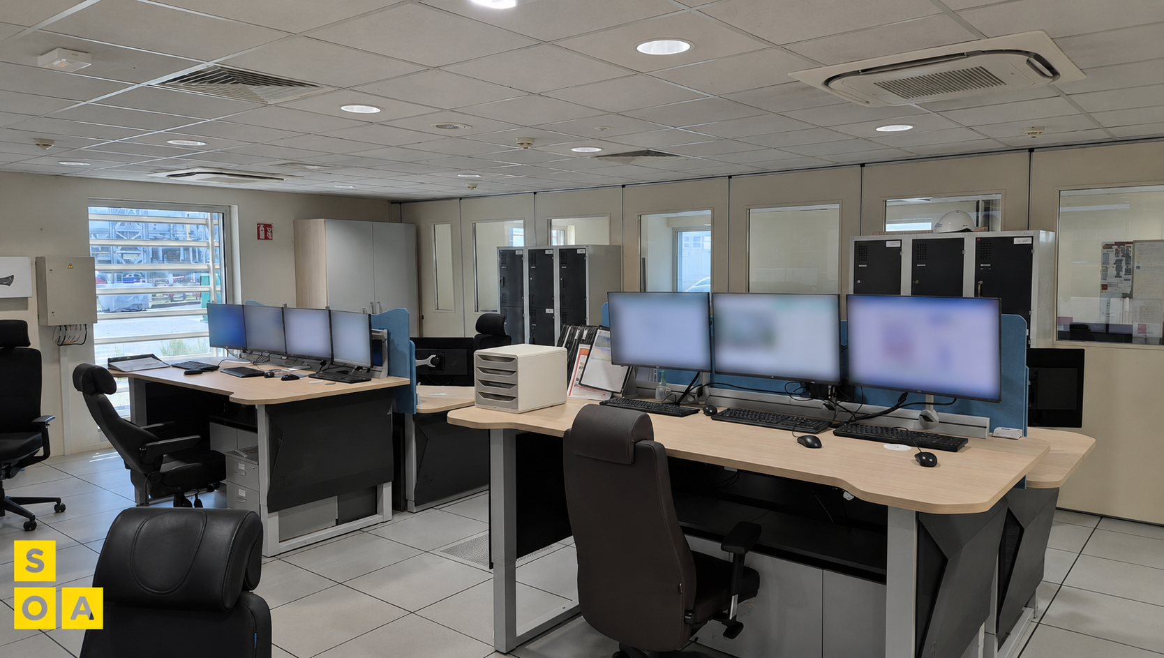 salle de commande ENGIE SPEM 9 Salle de commande ENGIE SPEM avec postes de travail multi-écrans et mobilier technique ergonomique réalisé par SOA.