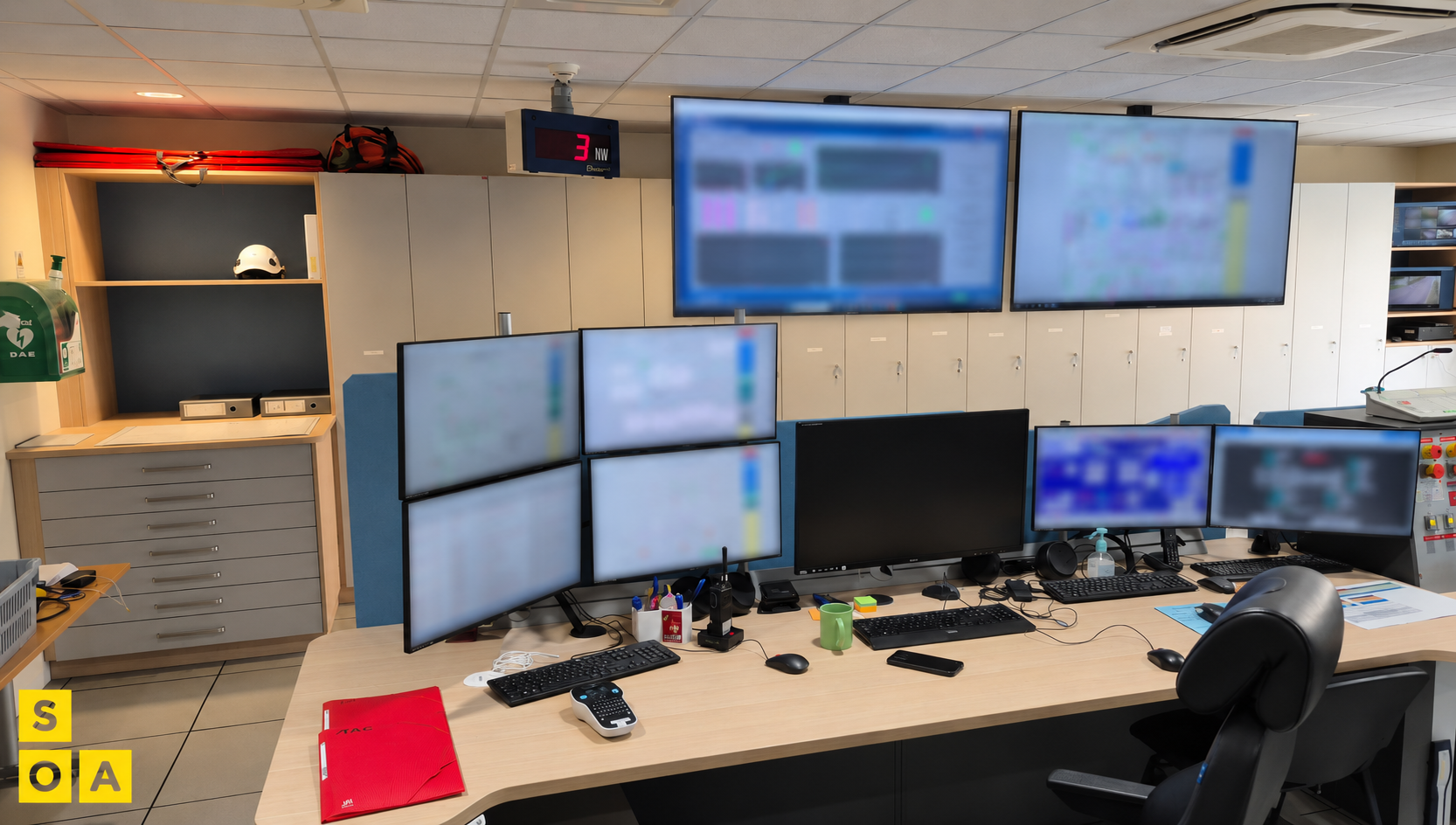 salle de commande ENGIE SPEM 8 Poste de supervision ENGIE SPEM avec écrans de contrôle multi-affichage et espace opérateur aménagé par SOA.