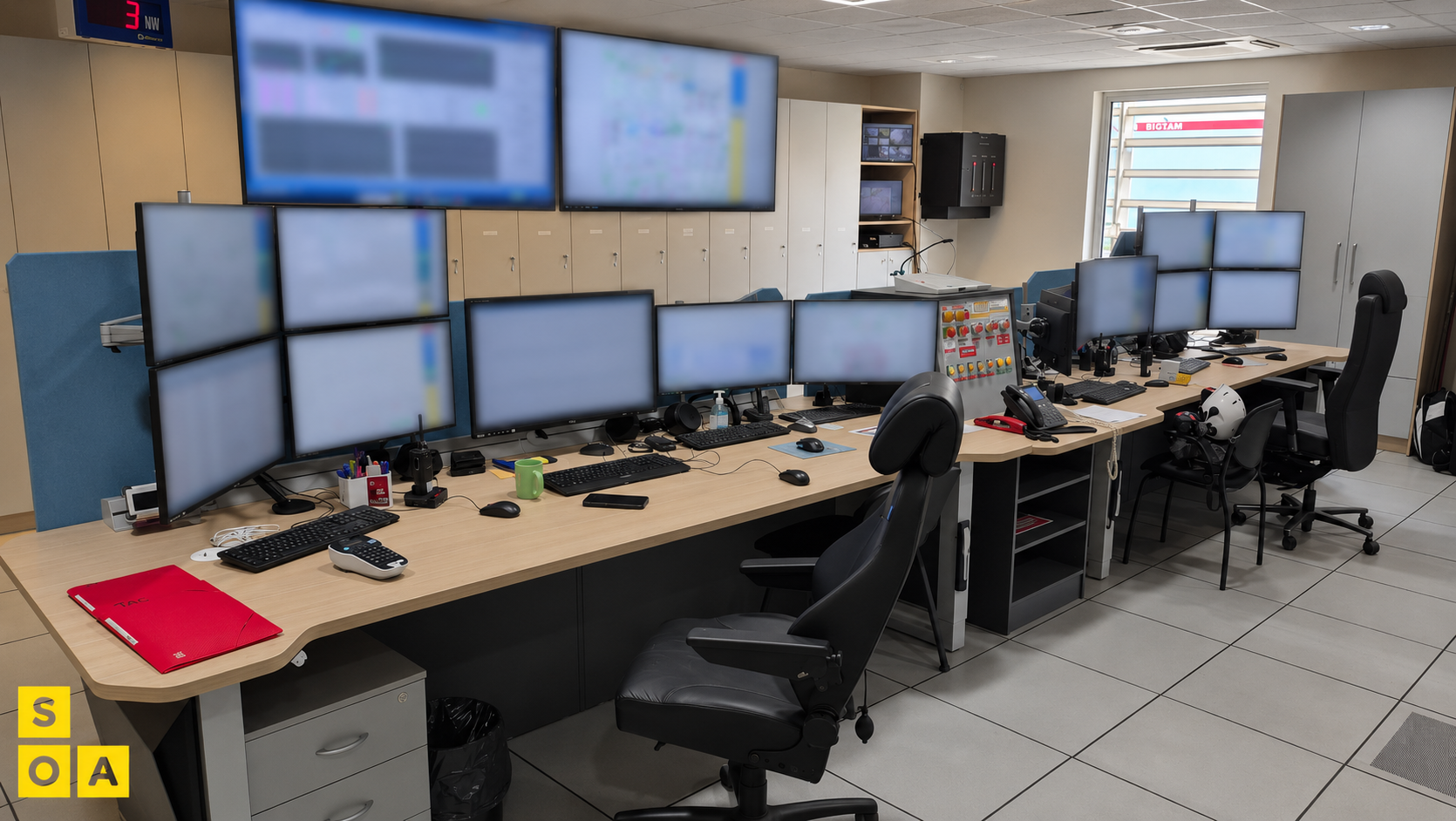 salle de commande ENGIE SPEM 7 Postes de supervision ENGIE SPEM avec configurations multi-écrans, pupitres techniques et espace opérateur aménagé par SOA.