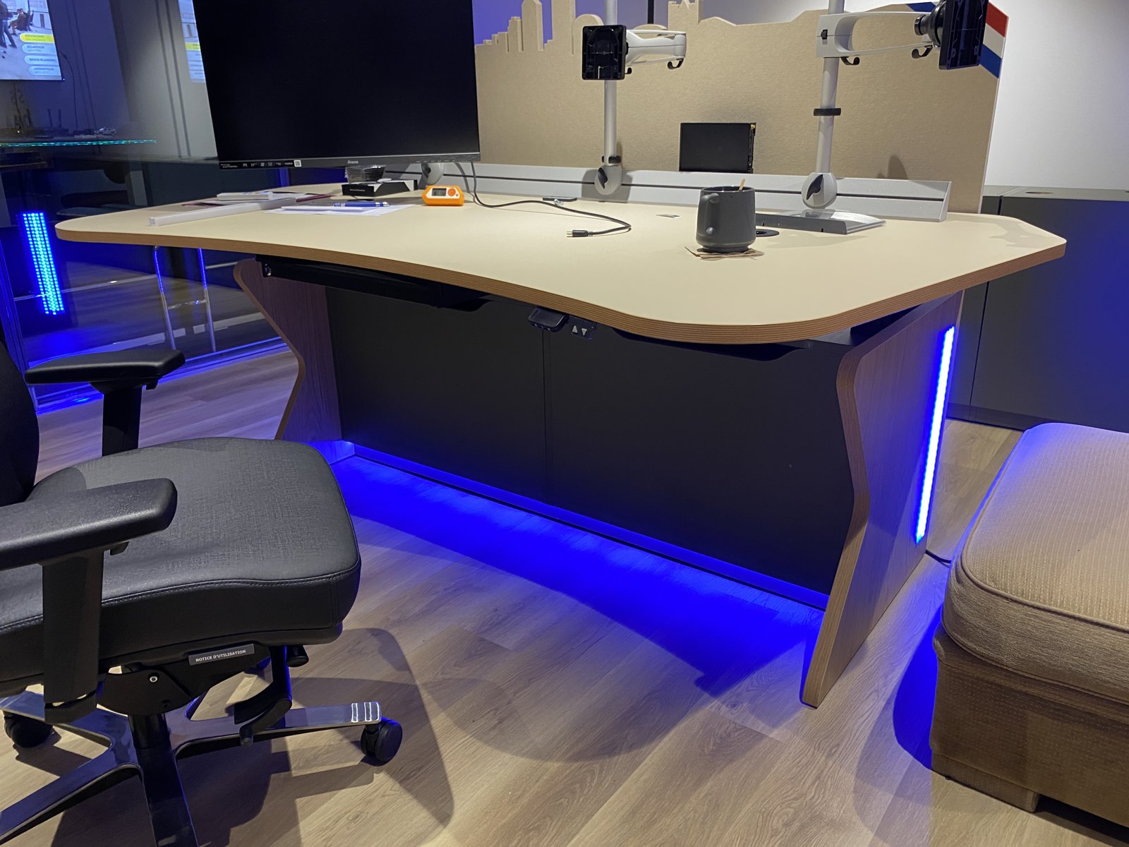 Experience Center SOA : une salle de contrôle réelle à découvrir près de Lyon 6 Pupitre électrique SOA sur mesure avec éclairage LED bleu dans l'Experience Center